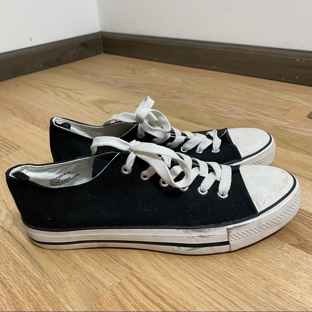 Twisted Low Top Sneaker Sz 10 Men’s Skate Shoe Black